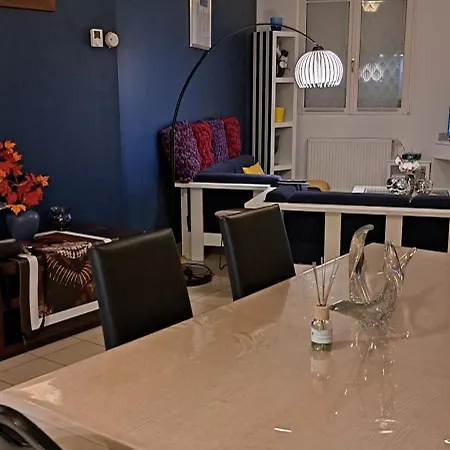 Au Rez-de-chaussee Nichee En Plein Centre D'arras Appartement *